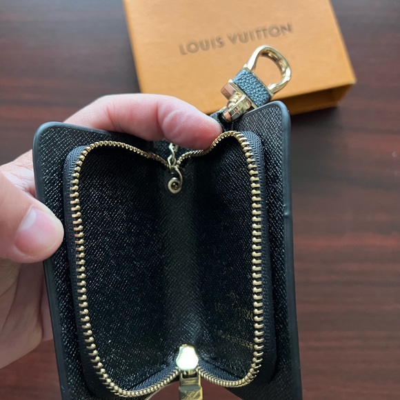 Authentic Louis Vuitton Graphite key holder - Picture 7 of 14